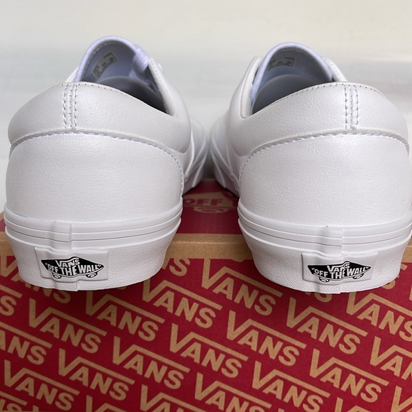 Vans Men’s Era Classic Tumble)Truewhite
VN0A38FRODJ
Sneakers - Picture 5 of 16
